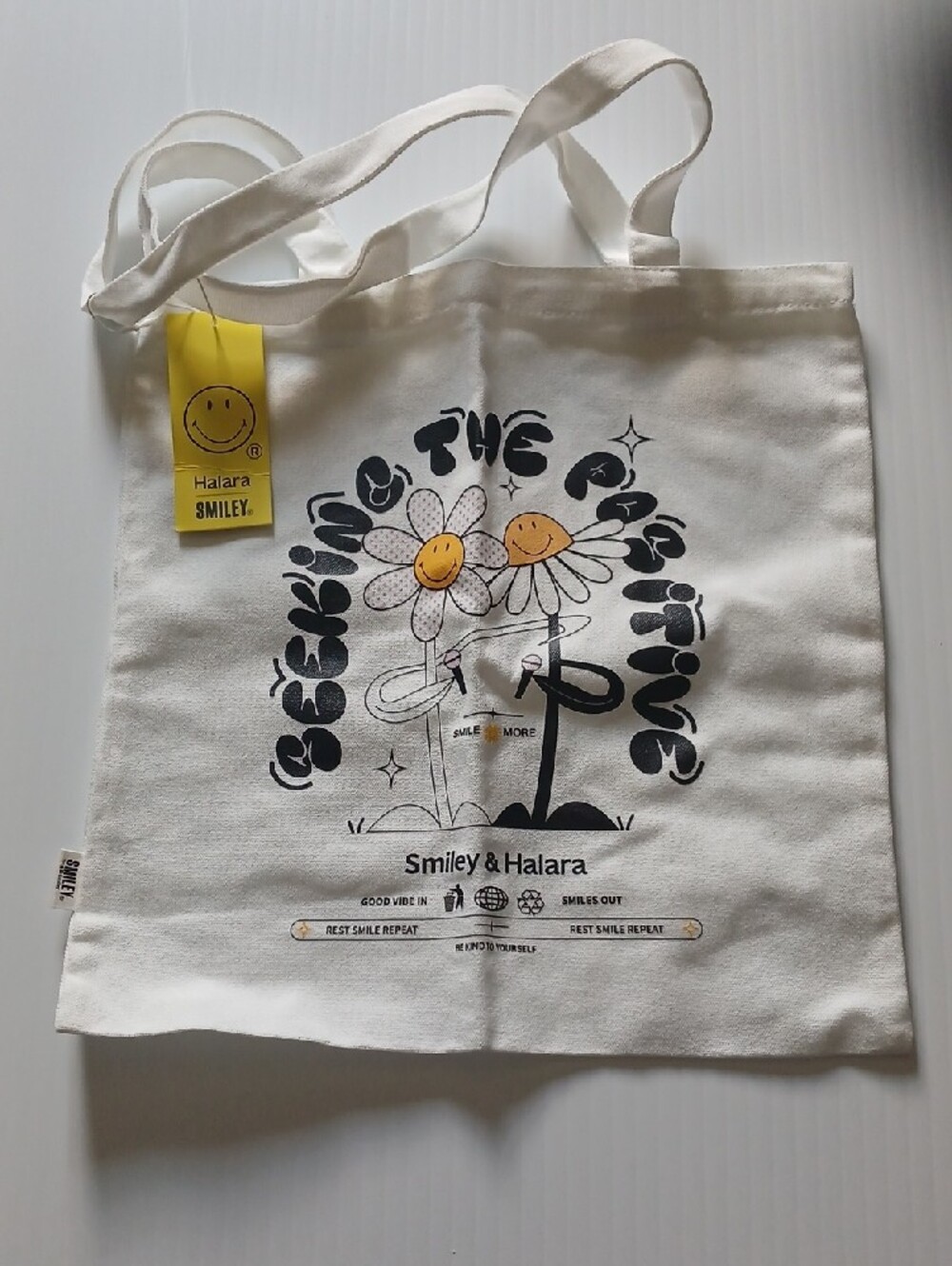 HALARA Smiley White Tote Bag with Black & Yellow Smiley Daisy Graphic